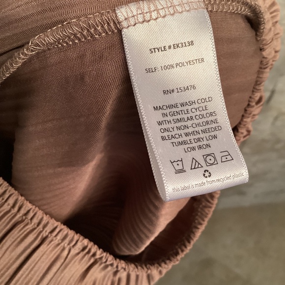 Evereve Mallory Plisse Sleeveless Top - Picture 8 of 8